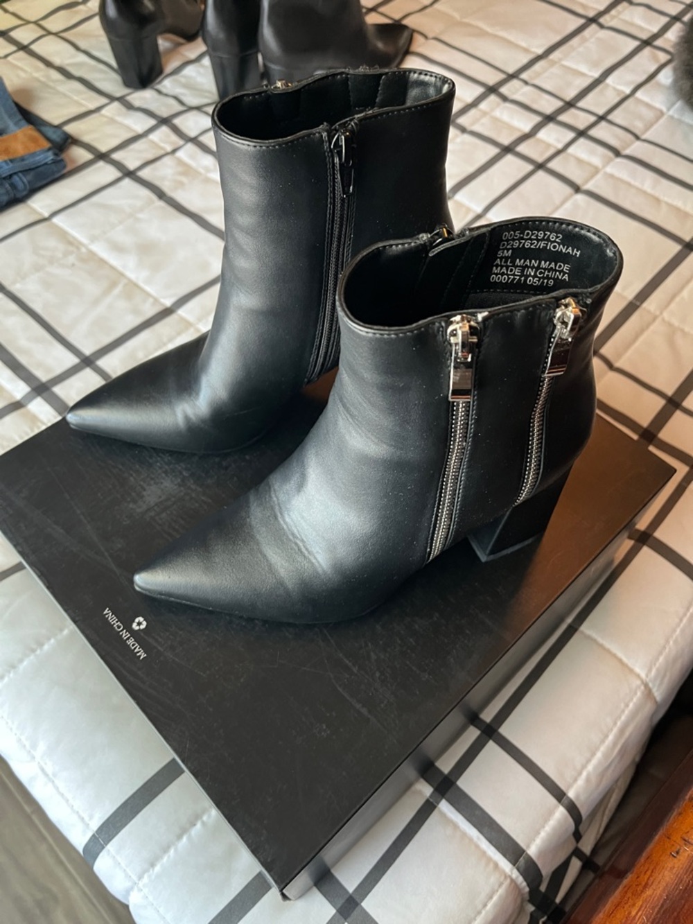 Seven Idols Black Pointed Toe Ankle Boots with Side Zippers